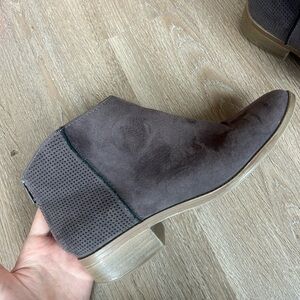 Women’s 9 chocolate Brown Suede Ankle Boot dolcetta by dolce vita